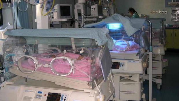 Grave neonato dopo il parto in casa