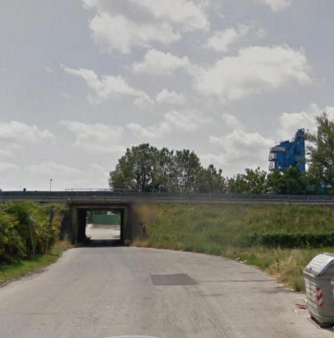 Morto il pensionato finito contro il muro del sottopassaggio
