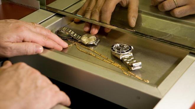 Patteggia 20 mesi colf che ruba monili al datore di lavoro 