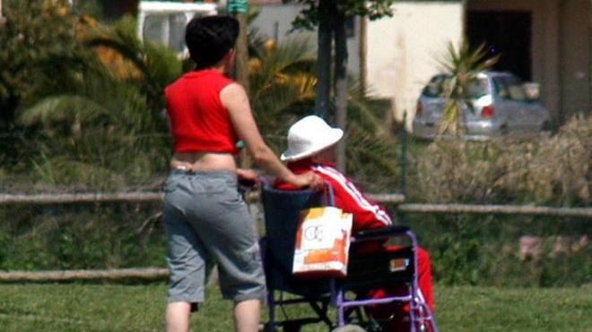 Si fanno comprare la villa dalla donna che assistono