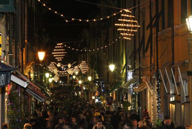Natale povero di luci senza l’aiuto dei negozi