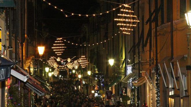 Natale povero di luci senza l’aiuto dei negozi