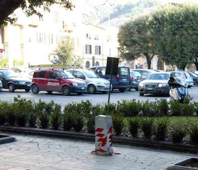 Salva anziano da uno scippo e gli recupera il portafoglio 