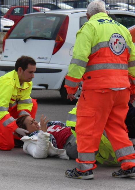 Scontro in via Mastacchi scooterista ferita a una gamba