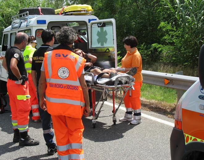 Donna incinta al quarto mese si ribalta con l’auto