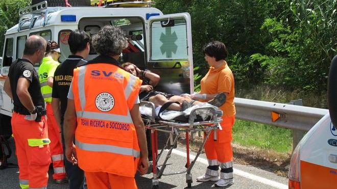 Donna incinta al quarto mese si ribalta con l’auto