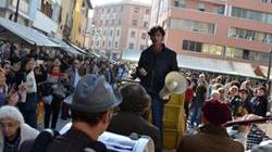 Bobo Rondelli in piazza Cavallotti tra curiosità e risate