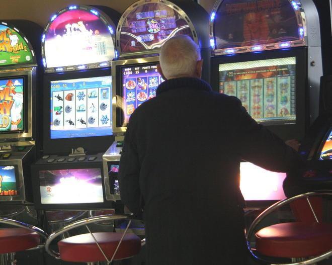 I bar bocciano gli incentivi: «Viviamo grazie alle slot» 