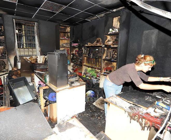 Si contano i danni dopo l’incendio nella cartoleria 
