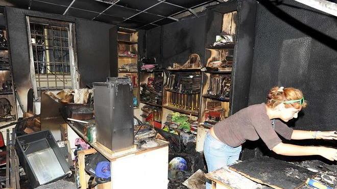 Si contano i danni dopo l’incendio nella cartoleria