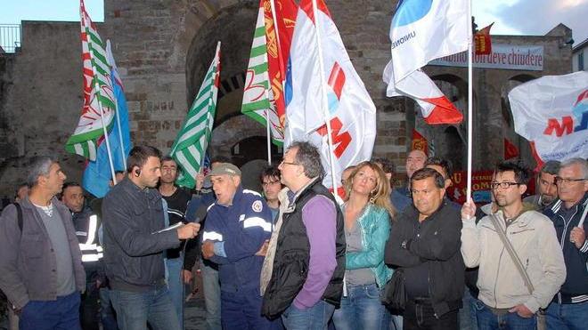 I lavoratori occupano il Rivellino