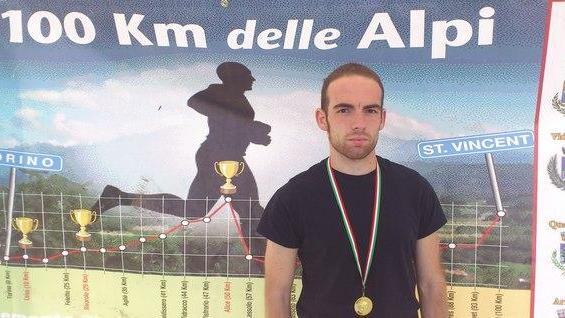 Si allena da solo, ma corre come pochi Francesco sesto nella 100 chilometri delle Alpi