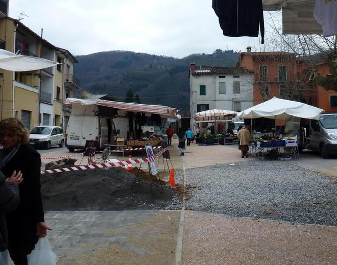 I negozianti la spuntano Due ore di sosta in piazza