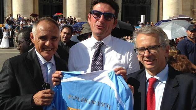 Maglia della solidarietà al Papa