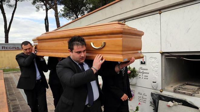 A Prato si muore meno dell’anno scorso, pompe funebri in crisi