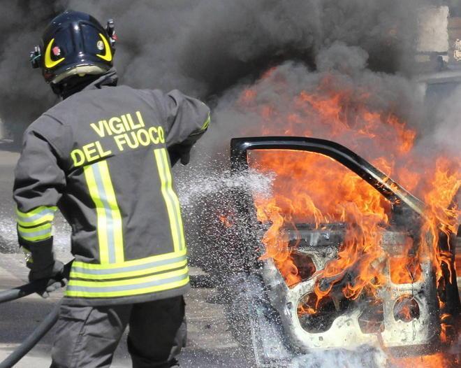 Auto a fuoco: rischio esplosione in un parcheggio a Empoli 
