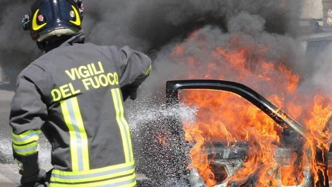 Auto a fuoco: rischio esplosione in un parcheggio a Empoli