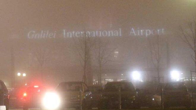 Voli cancellati e dirottati a causa della nebbia