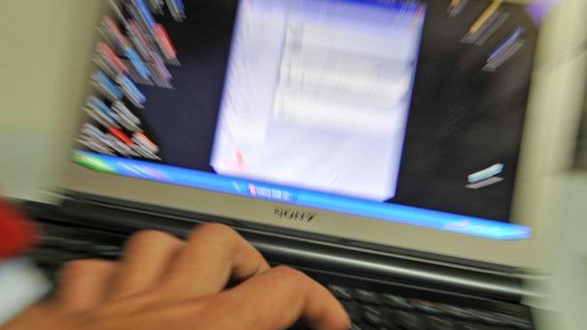 Ventiseienne denunciato per truffa per la finta vendita di un iPhone su Internet