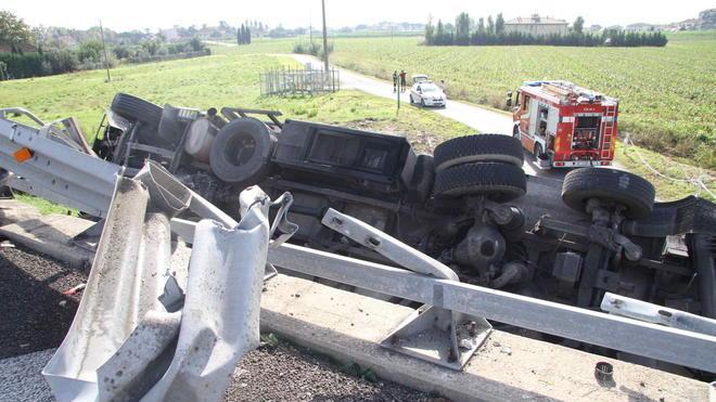 Tir si ribalta sull’autostrada all'altezza di Prato e precipita dal cavalcavia