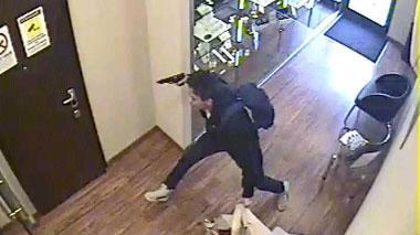 Minaccia una commessa per rapinare un "Compro oro": arrestato