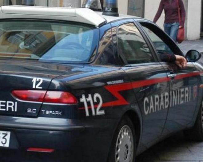 Si presenta con auto nuziale sotto casa della ex, arrestato 
