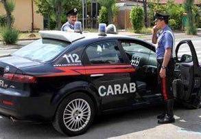 Gli ruba il marsupio da dentro l’auto 
