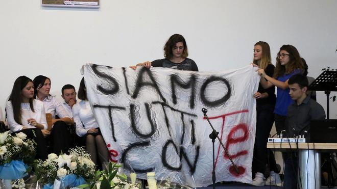 Oltre cinquecento persone all’addio a Sergio