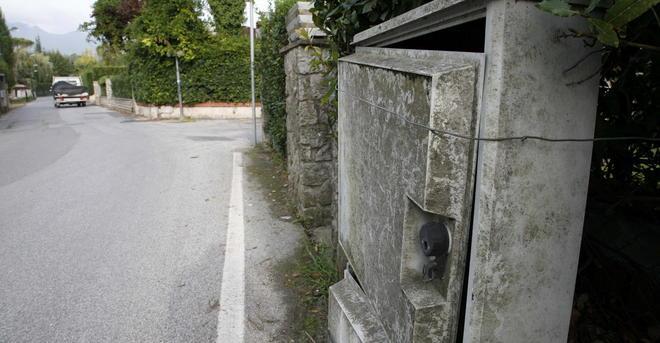Strada al buio a Forte dei Marmi per il taglio dei cavi dell’Enel 