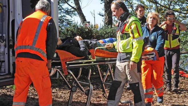 Donna cade nel bosco mentre cerca funghi Sos con il telefonino