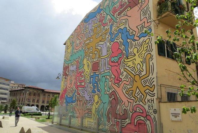 Dal Gioco del Ponte a Haring Enrico sa esaltare la pisanità