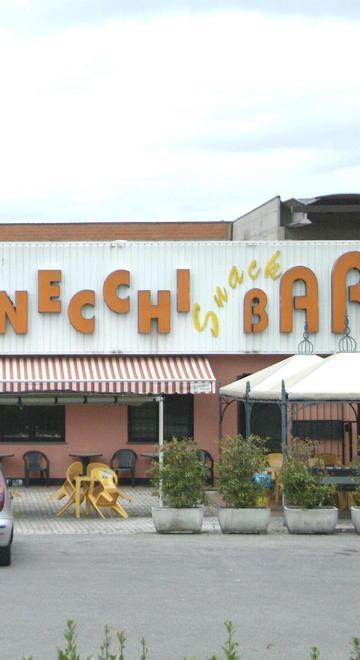 Mette in fuga i ladri che abbandonano le slot sul furgone 