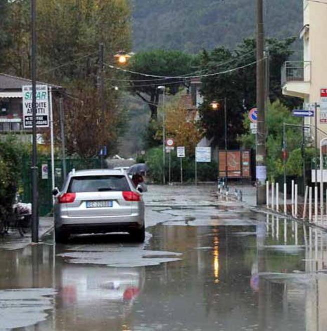 Stracciati i manifesti del libro sull’alluvione 