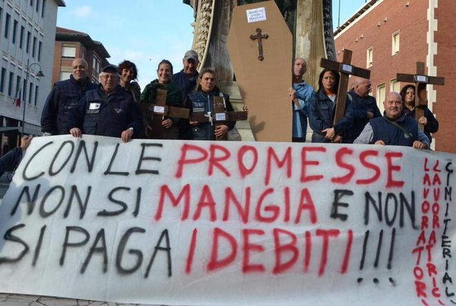 «Dateci gli stipendi arretrati» Protestano gli operai dei cimiteri