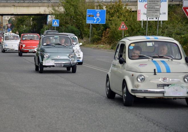 Raduno di vecchie Fiat 500 in via Donatori del Sangue