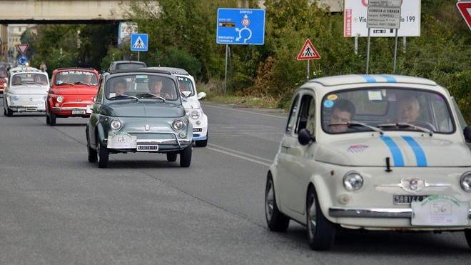 Raduno di vecchie Fiat 500 in via Donatori del Sangue