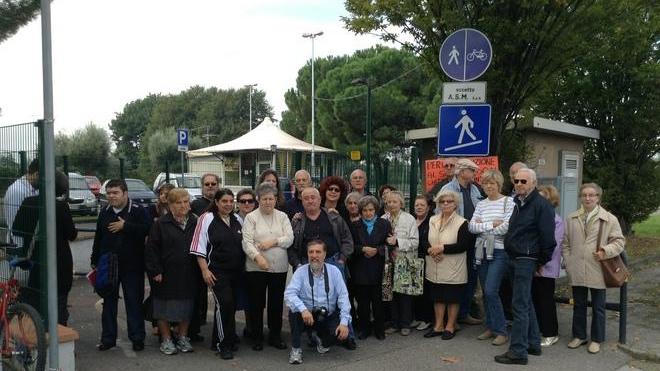 Chiesanuova protesta: «Sottopasso pericoloso». I residenti chiedono una soluzione