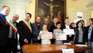 Partita del cuore Zucchero consegna l’assegno 