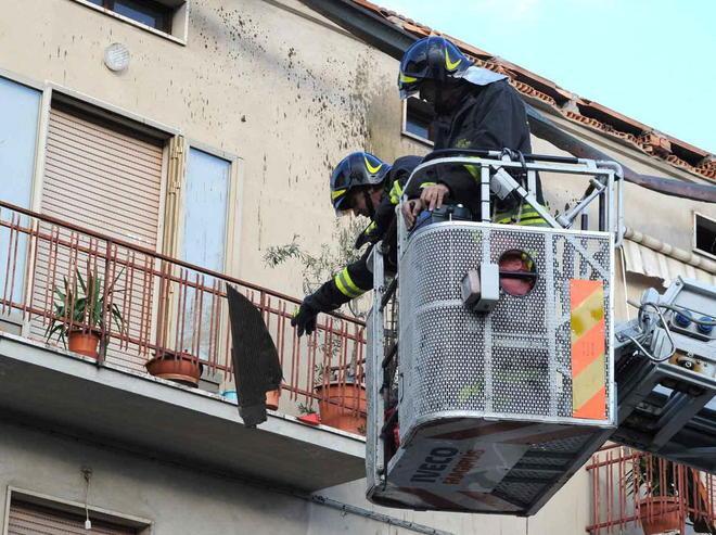 S’impicca alla ringhiera del terrazzo 