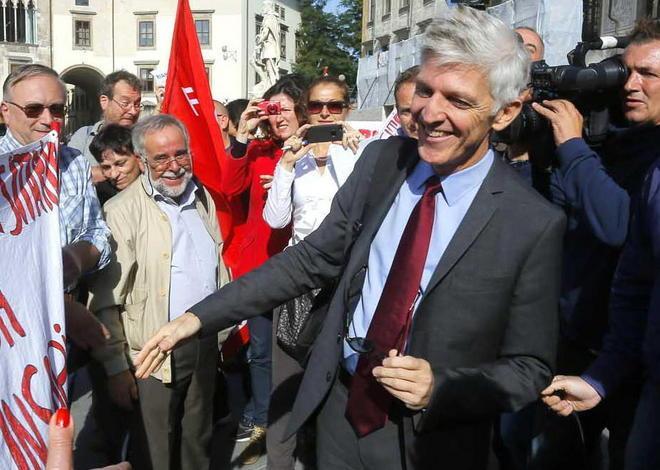 Il ministro arriva tardi dopo una passeggiata