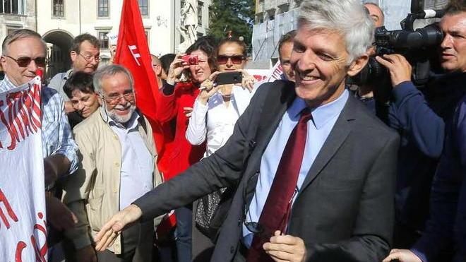 Il ministro arriva tardi dopo una passeggiata