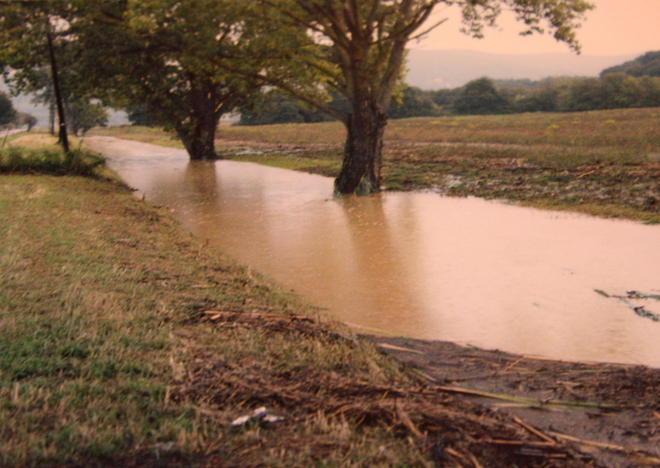 Crolla un ponte, isolati dopo l’alluvione 