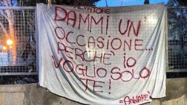 Lenzuolo al sottopasso per dichiarare l’amore