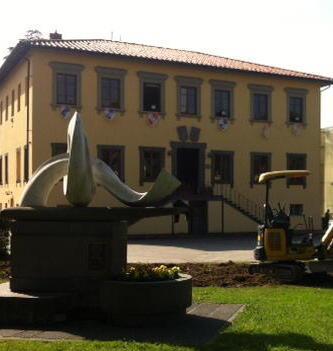 Nuovo look in piazza Felice Orsi a Porcari, tolta la siepe che decorava l’area verde 