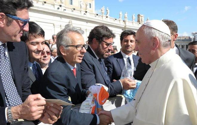 Dono al Papa dalle mani di Ferri 