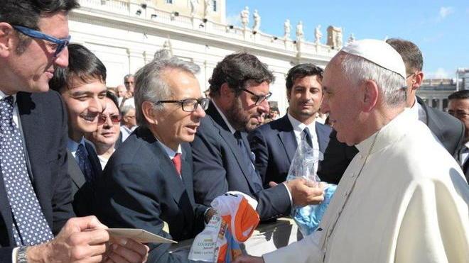 Dono al Papa dalle mani di Ferri