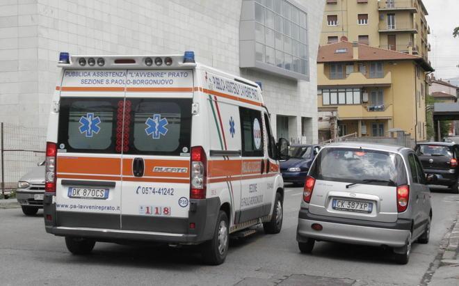 Professionista cinquantenne tenta il suicidio in un ufficio 