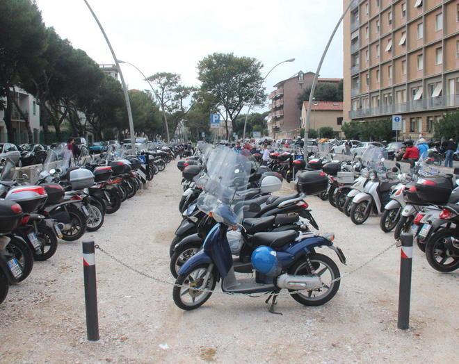 Tutto esaurito il parcheggio per motorini in viale Nazario Sauro 