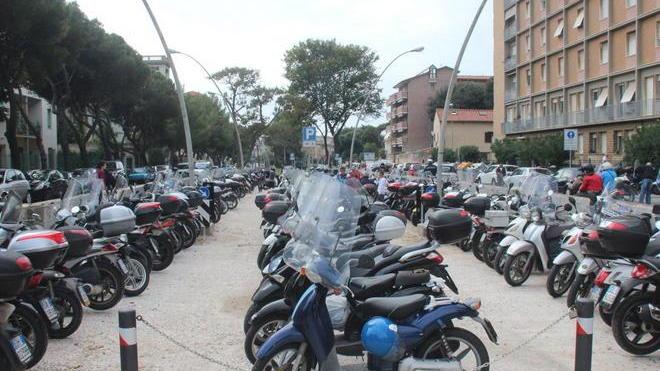 Tutto esaurito il parcheggio per motorini in viale Nazario Sauro