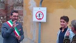 Il divieto di giocare a calcio lo disegnano gli studenti